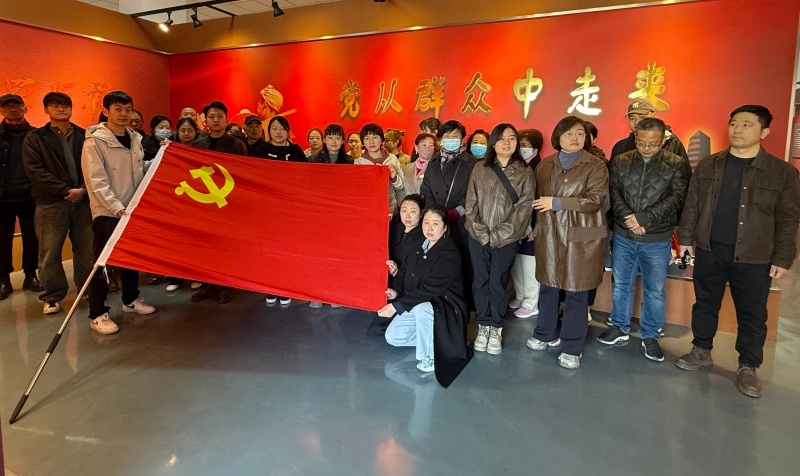 省广电局青年干部与新西社区联合开展清明祭扫共建活动